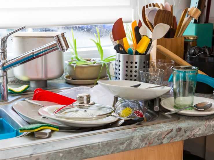 piano di una cucina tutto in disordine