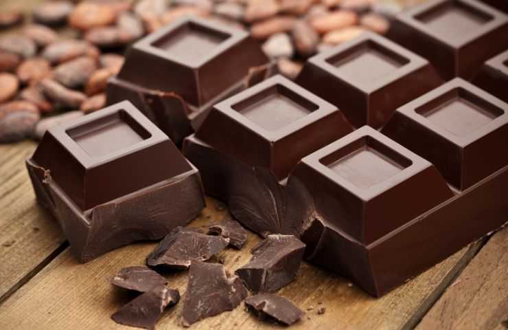 cubetti di cioccolato su tavolo in legno 