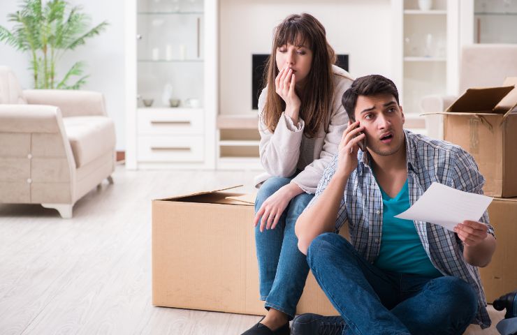 coppia a telefono e cartone di sfratto