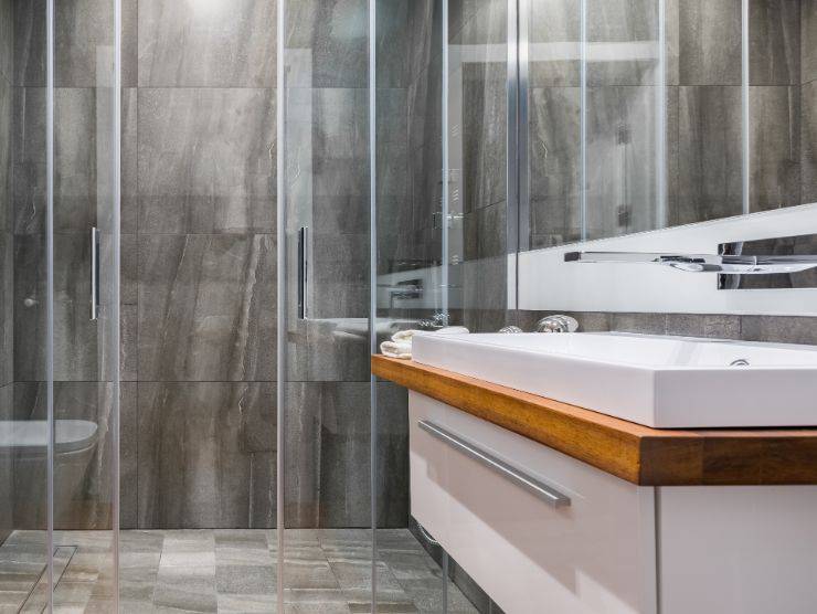 bagno in cui si vede una doccia modello walk-in