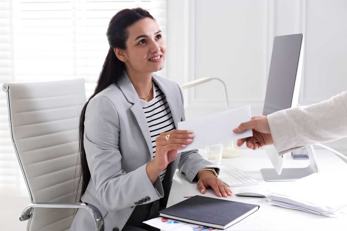 donna che riceve busta in ufficio