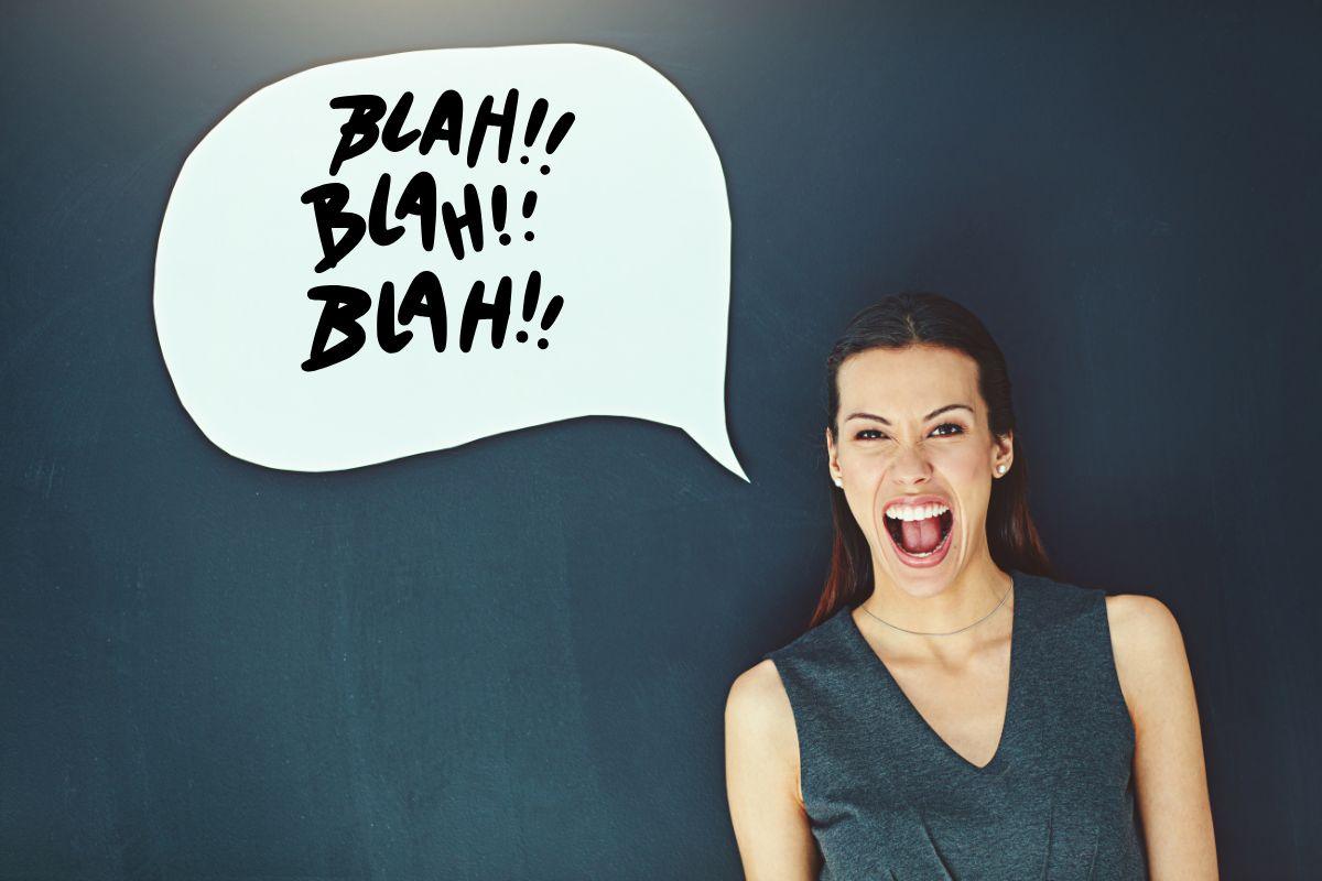 donna che parla da sola