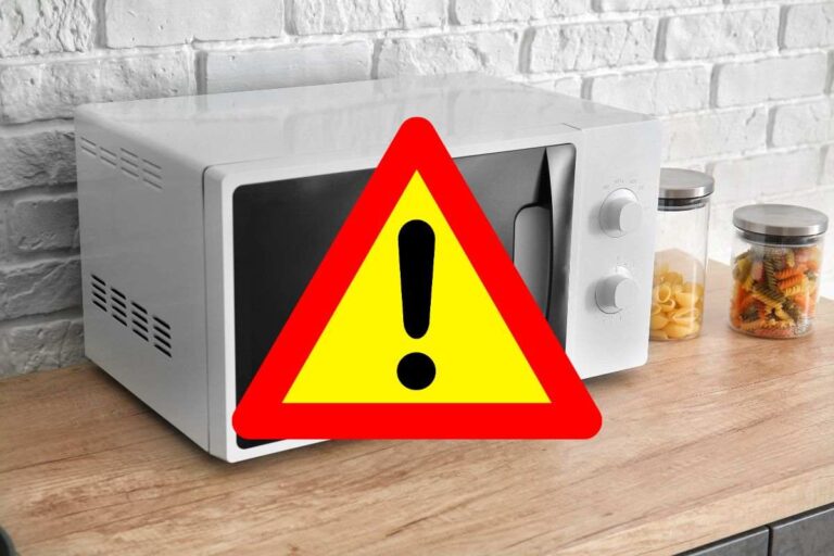 microonde in cucina e segnale di pericolo