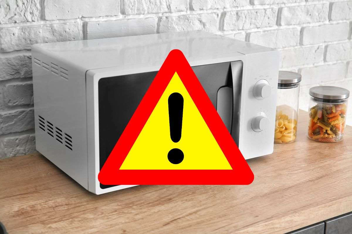 microonde in cucina e segnale di pericolo