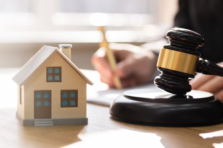 sagoma casa e giudice che emette verdetto