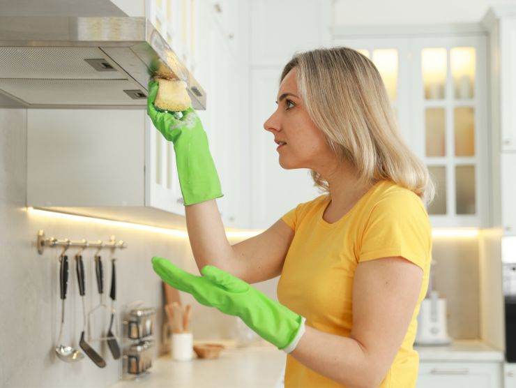 donna che pulisce cappa