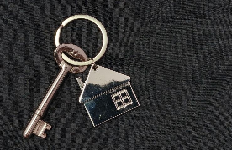 portachiave a forma di casa e chiave su sfondo nero