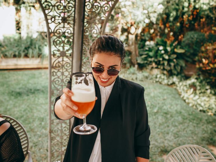 donna sorridente con birra in mano 
