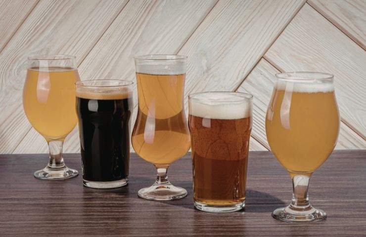 diverse varietà di birra in bicchiere poggiati sul tavolo 
