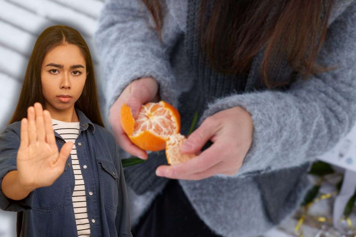 donna che sbuccia arancia con mani e una ragazza che fa stop con le mani