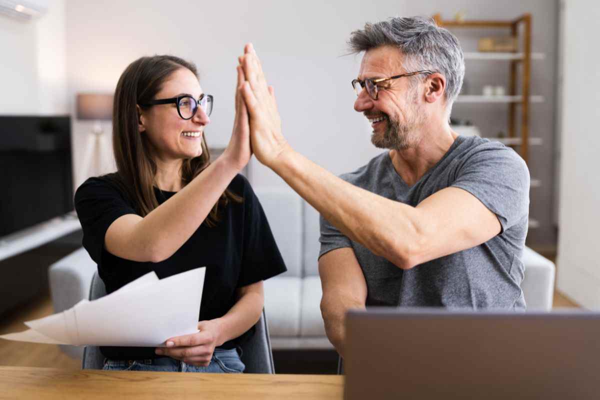 coppia che esulta con carte in mano