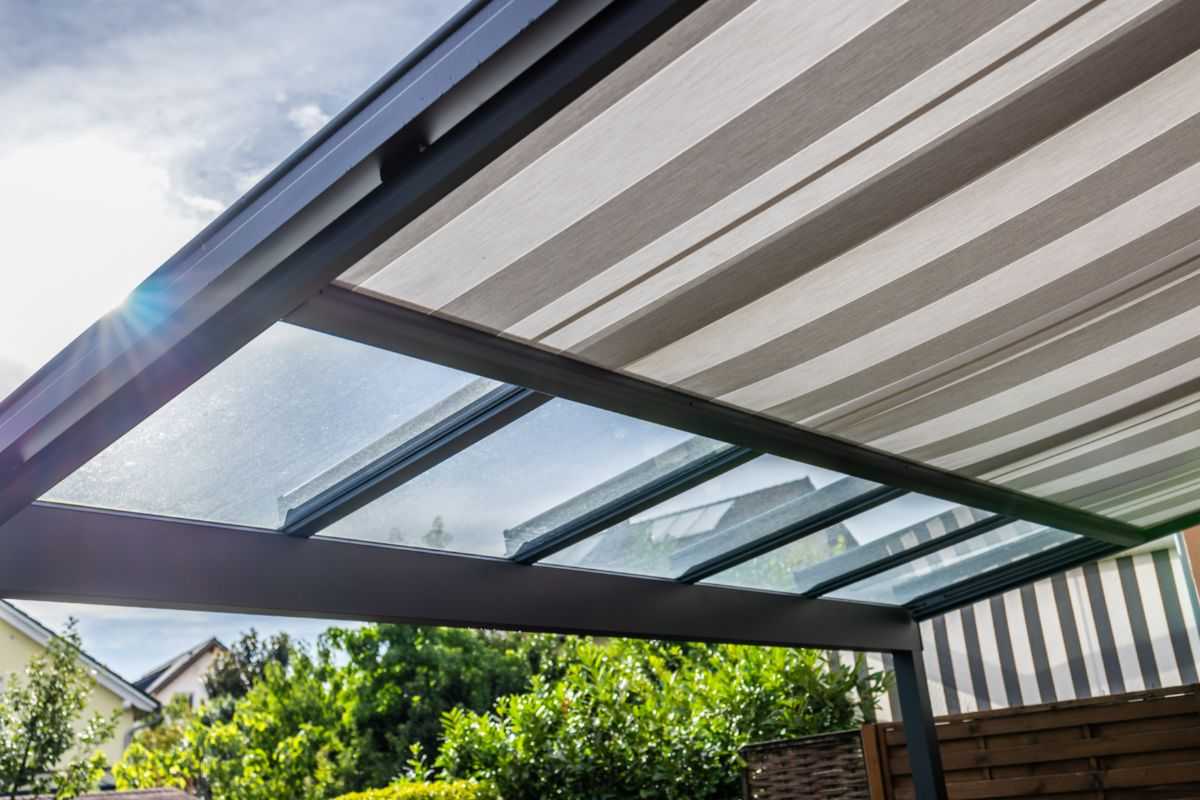 Anche se sei il proprietario di casa sei obbligato a chiedere al tuo vicino se puoi installare le tende da sole