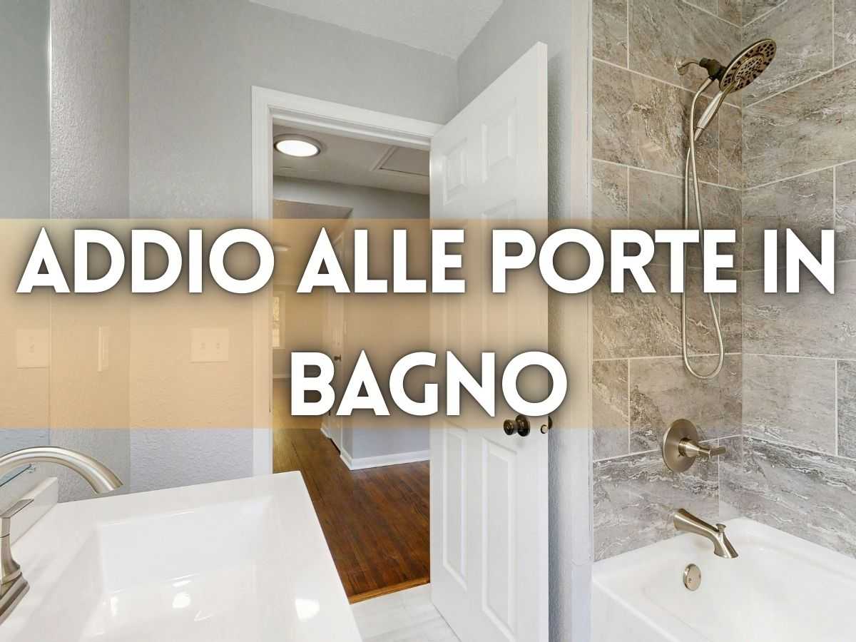 un bagno con una porta bianca