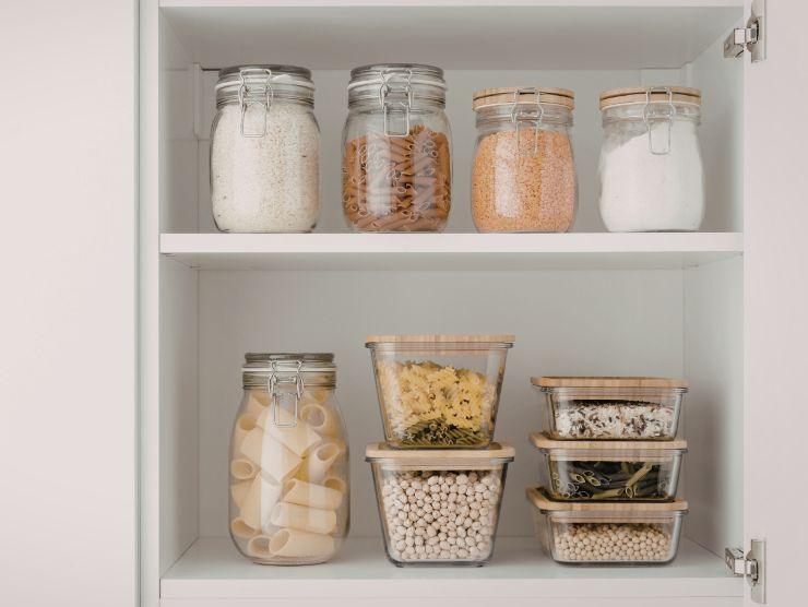interno di una dispensa con barattoli con alimenti
