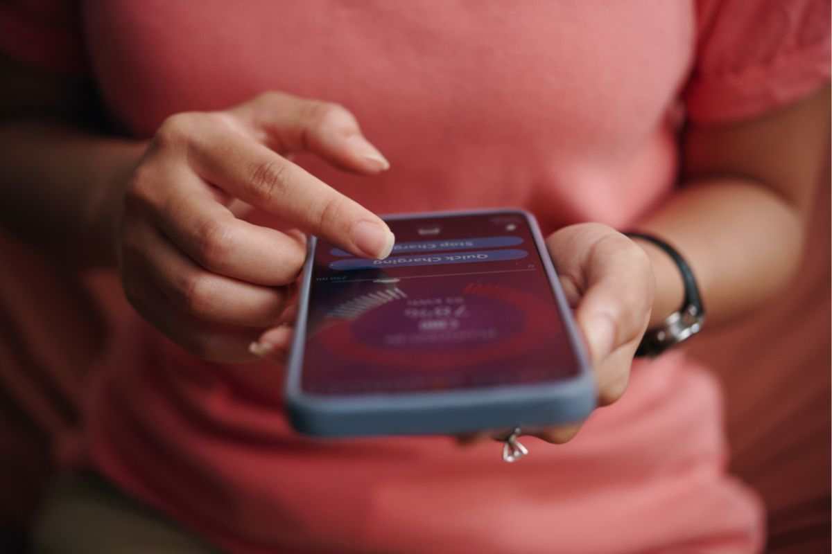 donna con smartphone in mano 